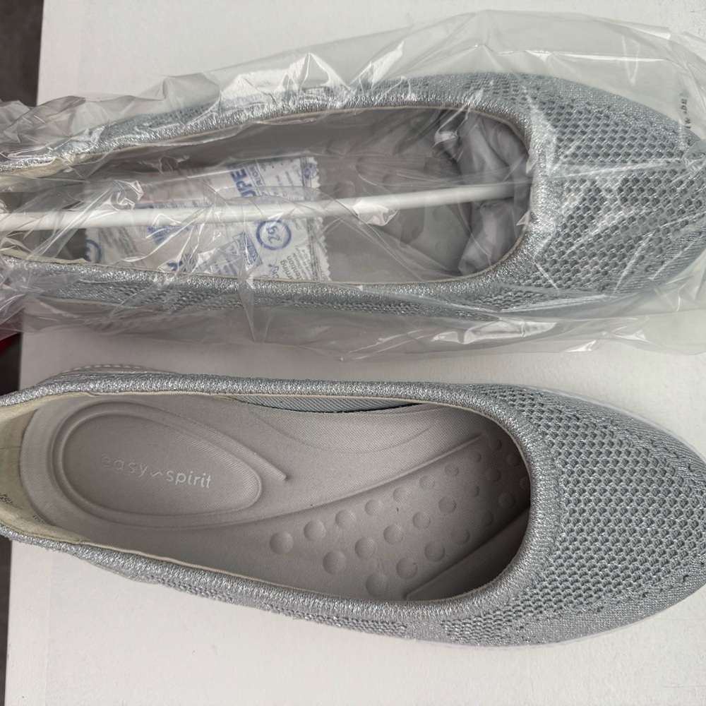 Easy Spirit Silver Flats with Cushioned Comfort 9.5WW